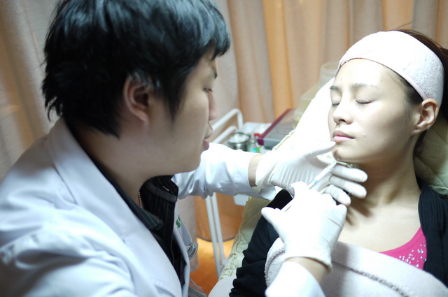 翁子軒醫師專業施打晶亮瓷(微晶瓷)治療下巴過程
