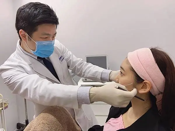 翁子軒醫師專業細心標記艾麗斯新聚雙旋乳酸治療位置