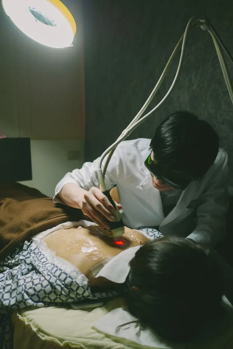 蔡之棟醫師粉餅雷射治療背部過程
