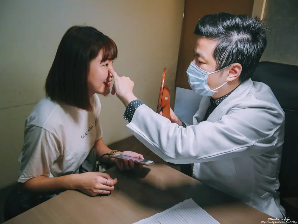 玻尿酸法令紋淚溝治療前與翁子軒醫師諮詢溝通