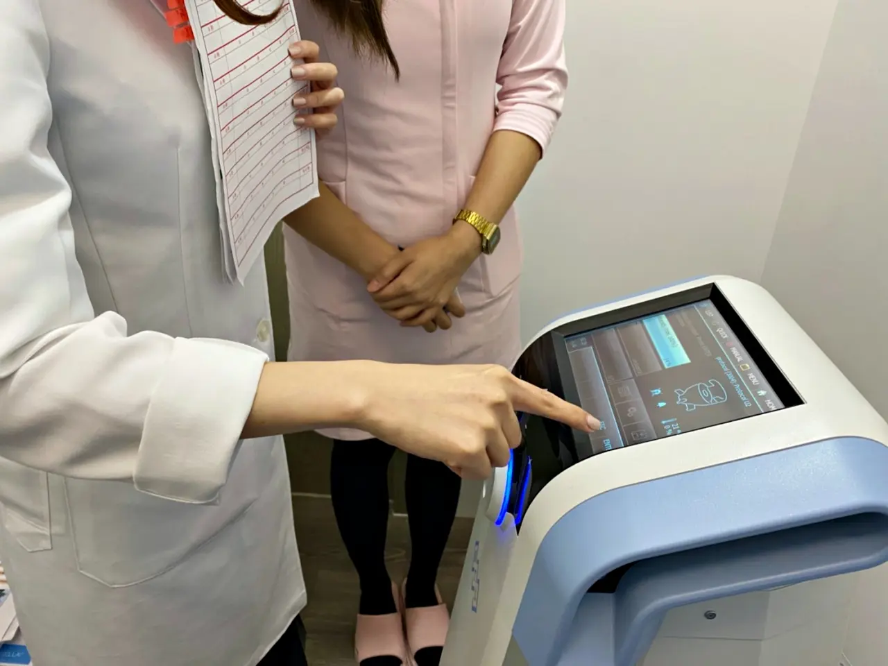 Emesella G動椅女醫師專業親切操作儀器