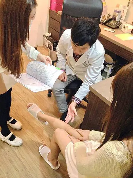 肉毒桿菌瘦小腿術前與翁子軒醫師諮詢溝通