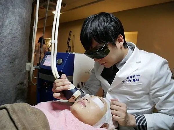 蔡之棟醫師專業細心治療光纖粉餅雷射
