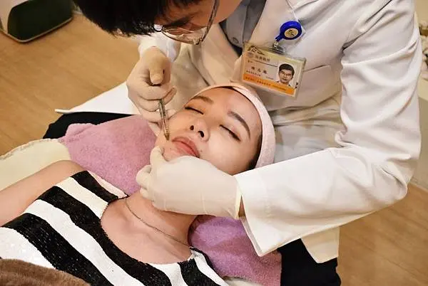 陳志龍醫師專業細心施打玻尿酸治療