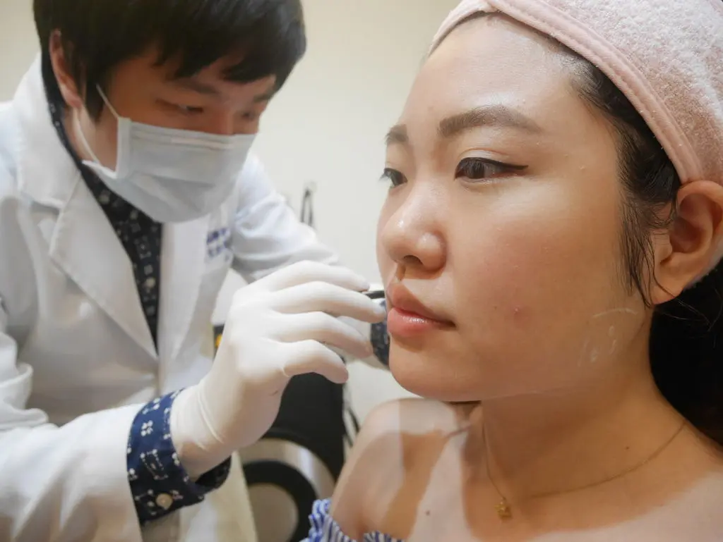 翁子軒醫師專業細心標記肉毒桿菌治療範圍