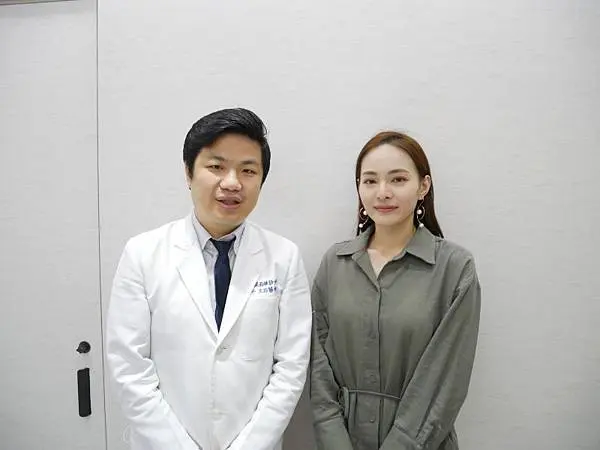 肉毒瘦小腿術後與翁子軒醫師合影