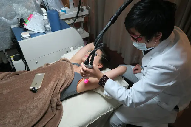 翁子軒醫師細心施打雷射除毛治療