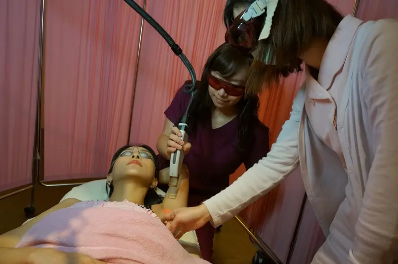 腋下雷射除毛女醫師親切治療