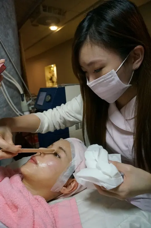 粉餅雷射術後卸除多餘治療凝膠