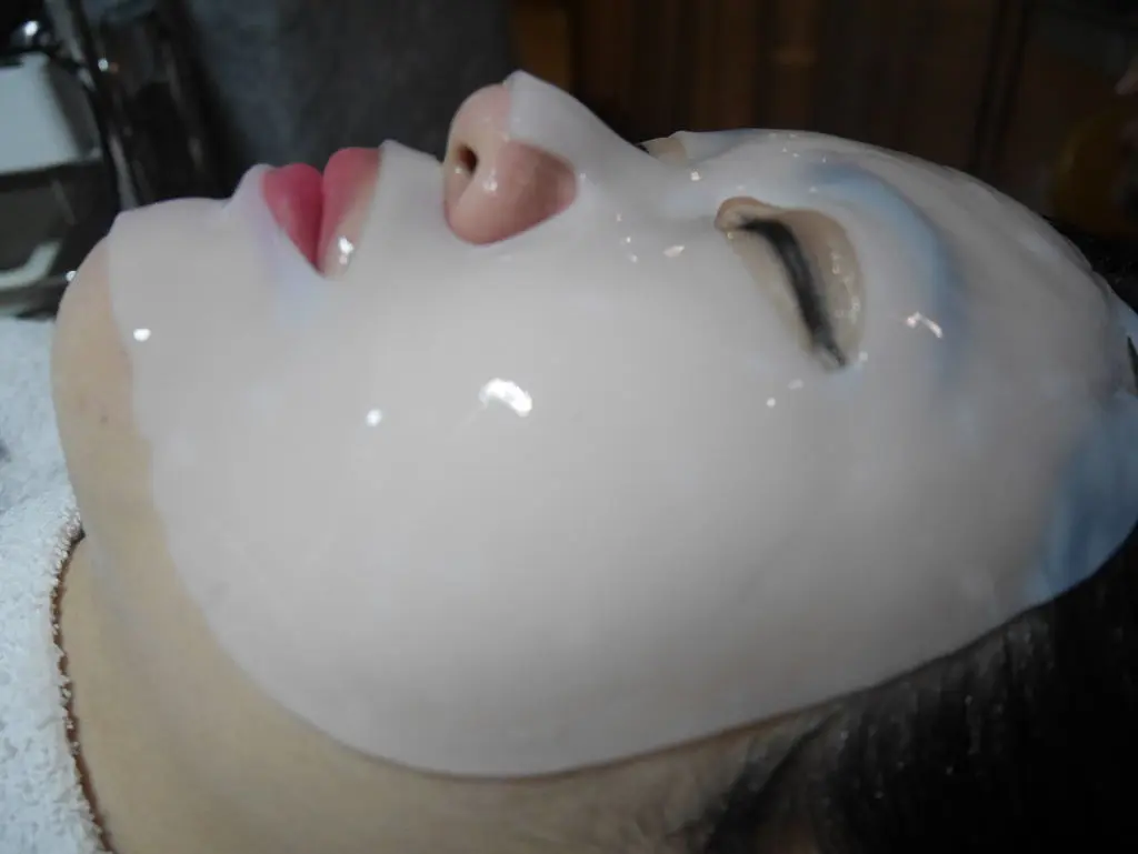 保濕導入治療後敷上膠原蛋白保濕面膜