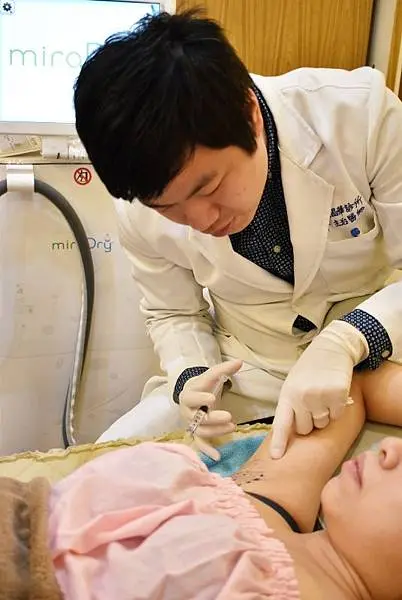 Miradry腋淨爽術前翁子軒醫師專業細心施打麻藥