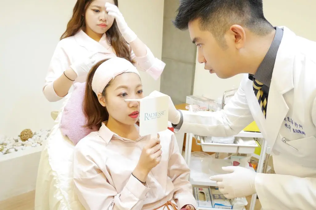 陳志龍醫師專業細心標記玻尿酸治療位置